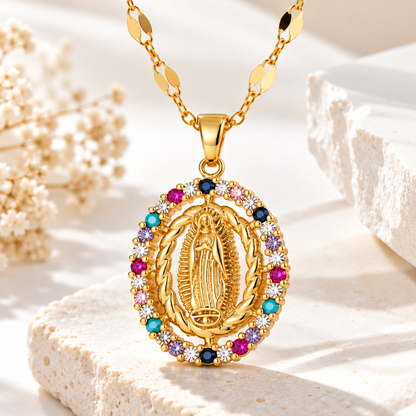 Medalla Virgen de Guadalupe con baño de oro y piedras de colores